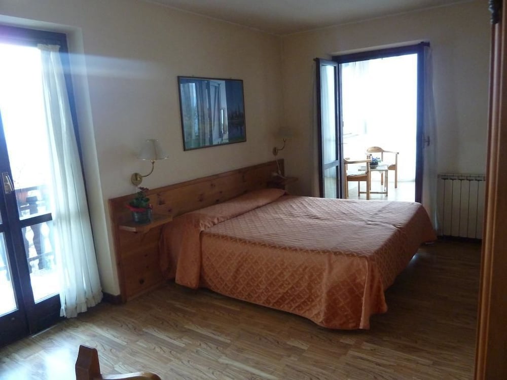 Basic Triple Room, Balcony, Mountain View photo 3