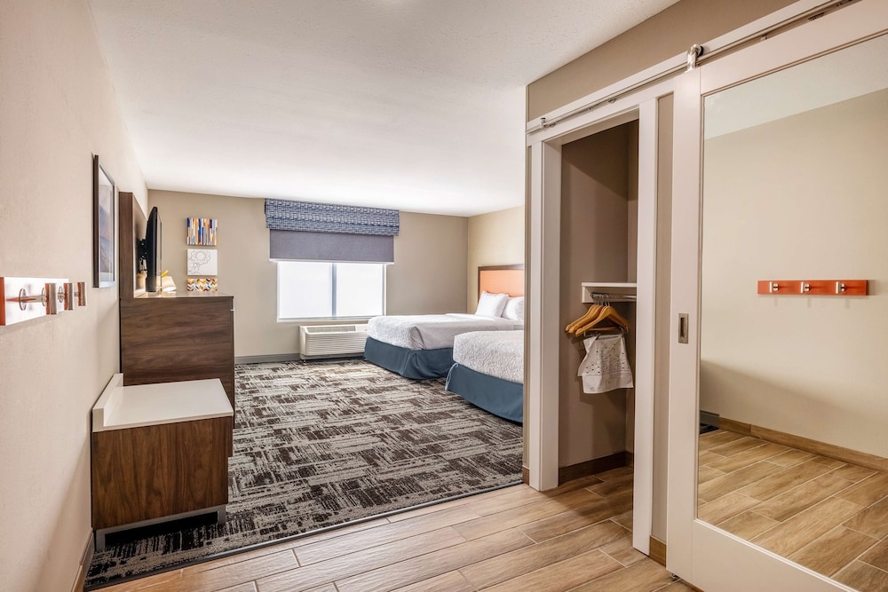 Room, 2 Queen Beds, Accessible, Bathtub - Photo 1