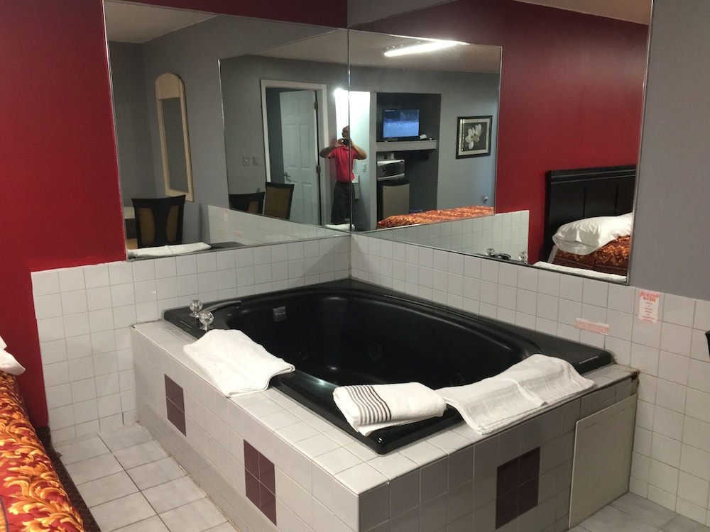 Suite, 1 King Bed, Non Smoking, Jetted Tub photo 2