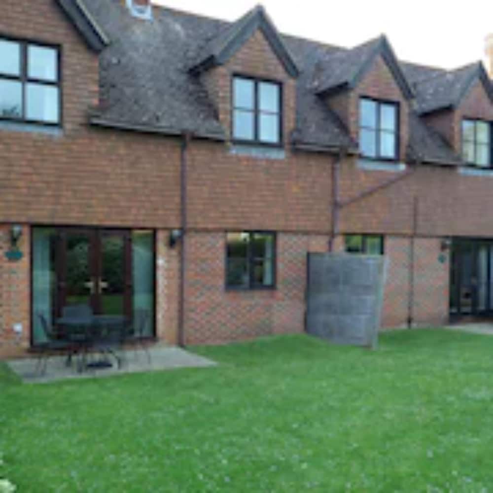 Classic Extra Two Bedroom Apartment With Patio And Shared Garden photo 2