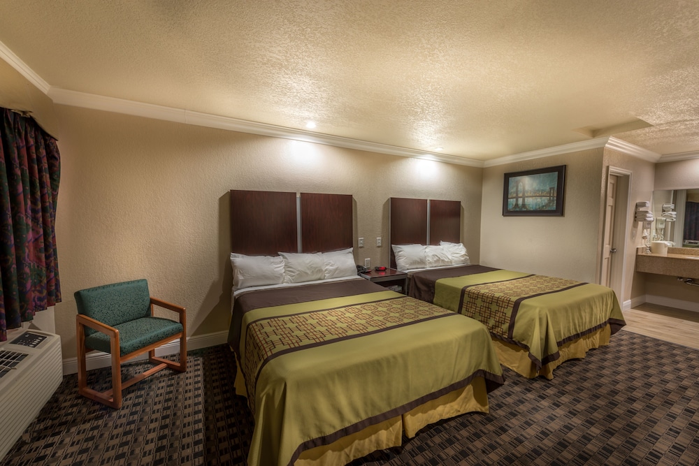 Two Double Beds, Non-Smoking photo 2