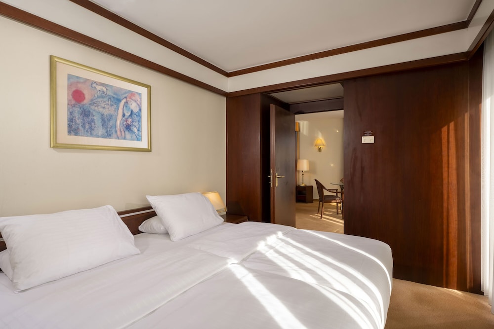Senior Suite - Photo 1
