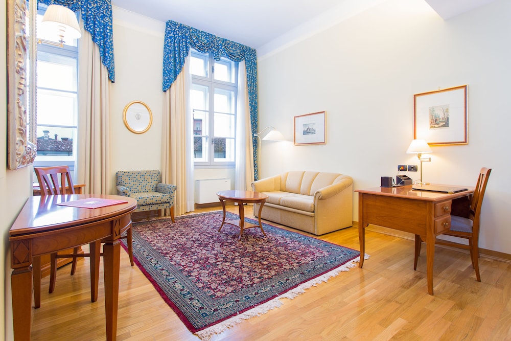 Senior Suite - Photo 2