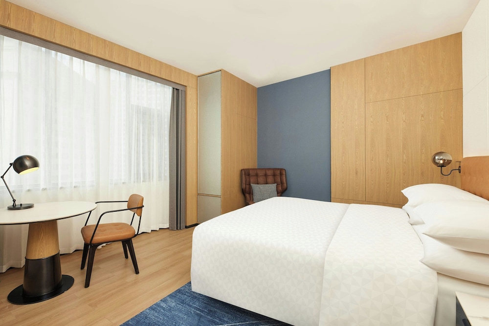Superior Room, 1 King Bed, City View