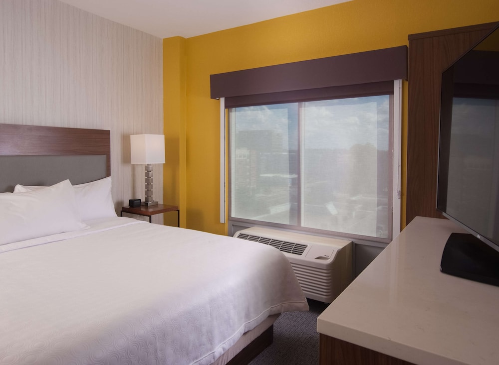 Suite, 1 King Bed, Accessible, Bathtub - Photo 5