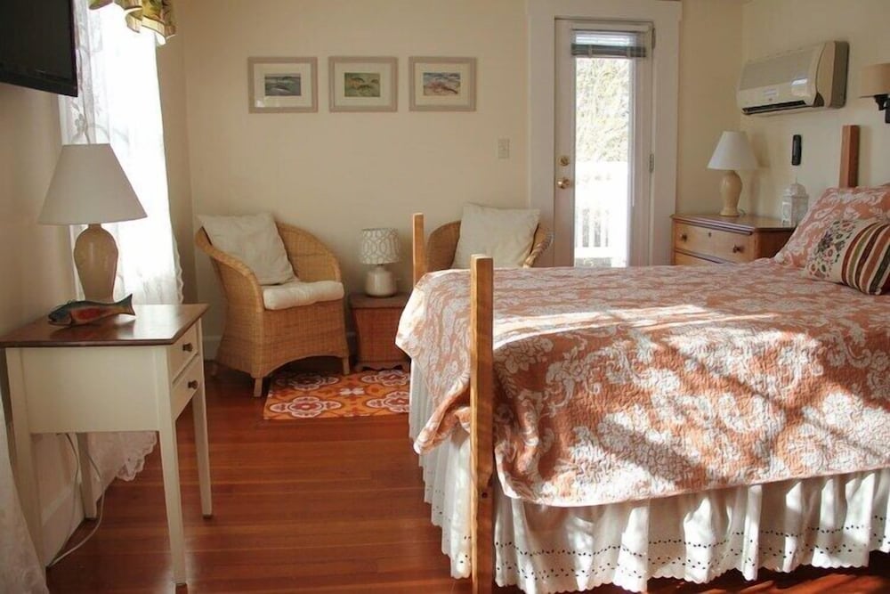 Queen Room with Private Deck: 201