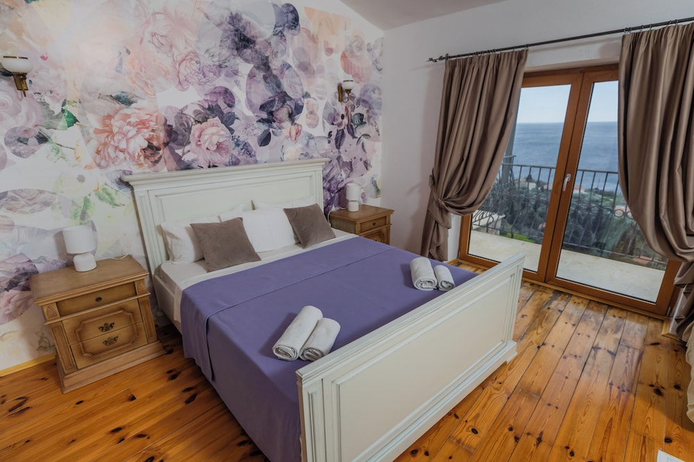 Luxury Villa, 3 Bedrooms, Pool Access, Sea View