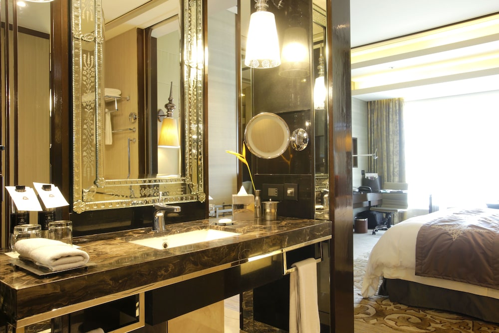 Room, 1 King Bed thumbnail 6