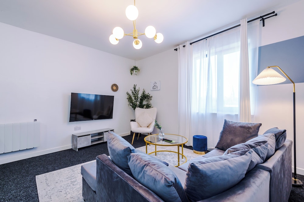 2 Bedroom APT / Prime Location / Free parking