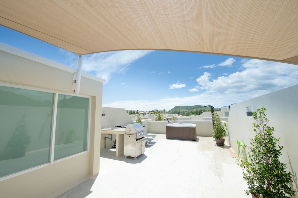 Lotus Poolside Townhouse photo 2
