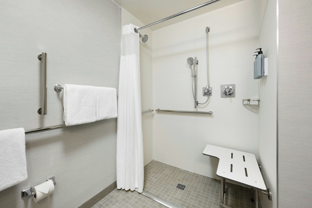 Room, 2 Double Beds (Mobility Accessible, Roll-in Shower) - Photo 6