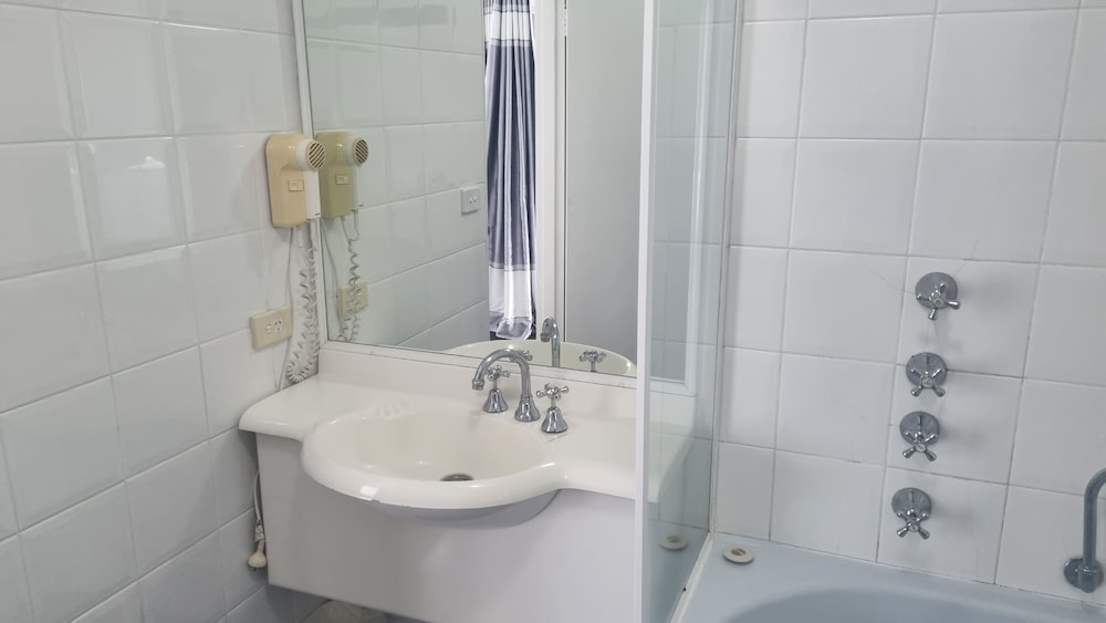 Deluxe Room, 1 Queen Bed, Jetted Tub photo 2