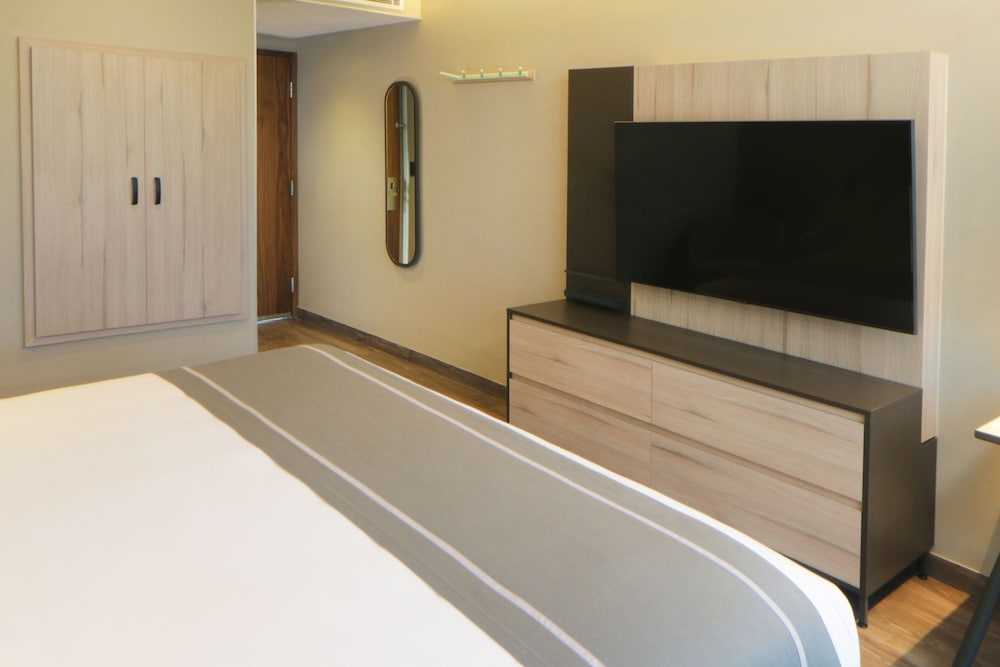 Suite, 1 Bedroom - Photo 5
