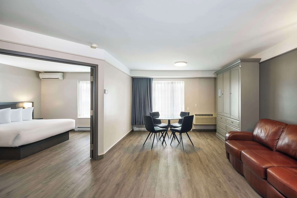 Superior Suite (family, king) photo 2