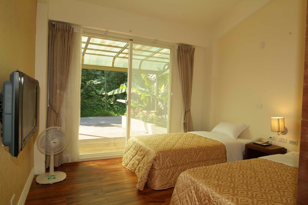 Family Room, Hill View photo 3