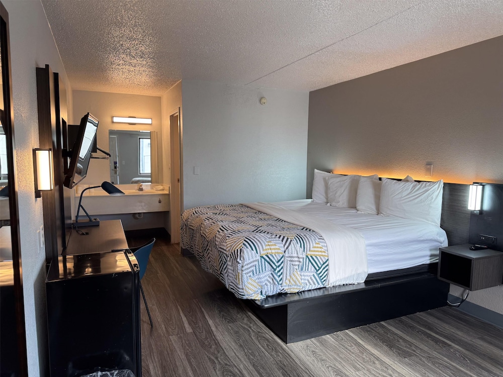 Deluxe Suite, 1 King Bed, Non Smoking, Hot Tub