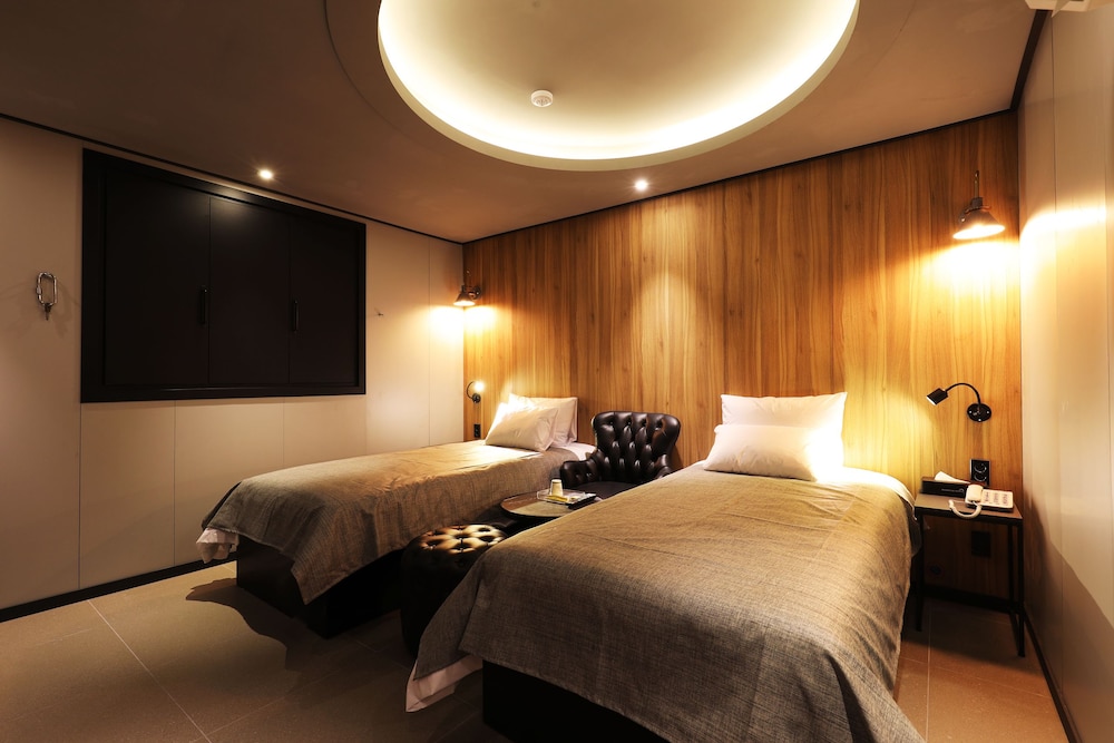 Standard Twin Room - Photo 1