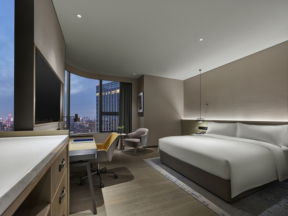 Deluxe Room, 1 King Bed (270D Skyline) photo 2