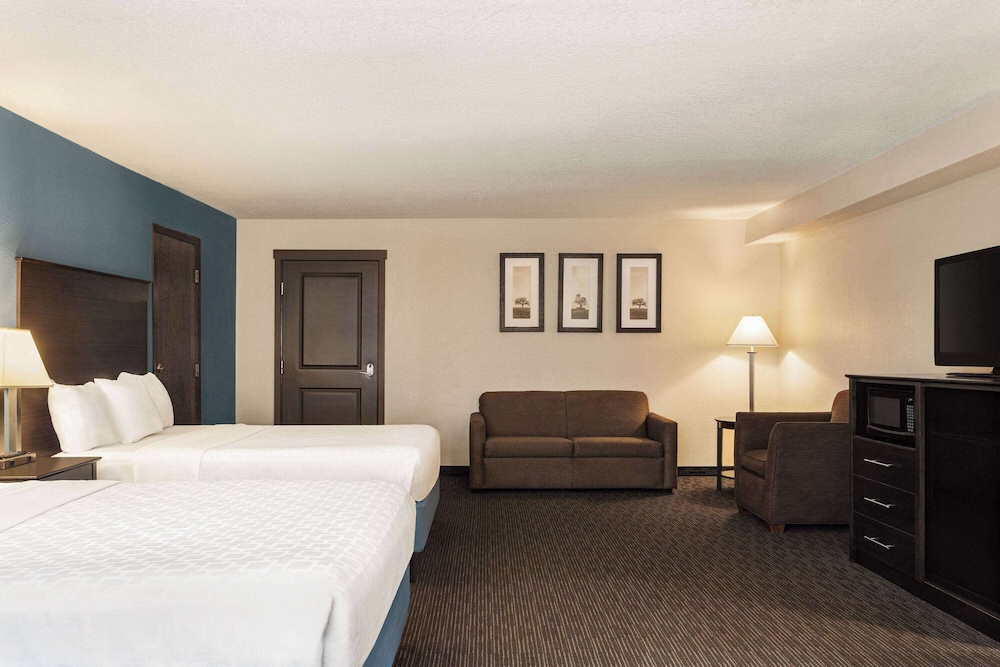 Room, 2 Double Beds, Non Smoking, Pool View (Mobility Accessible) photo 3