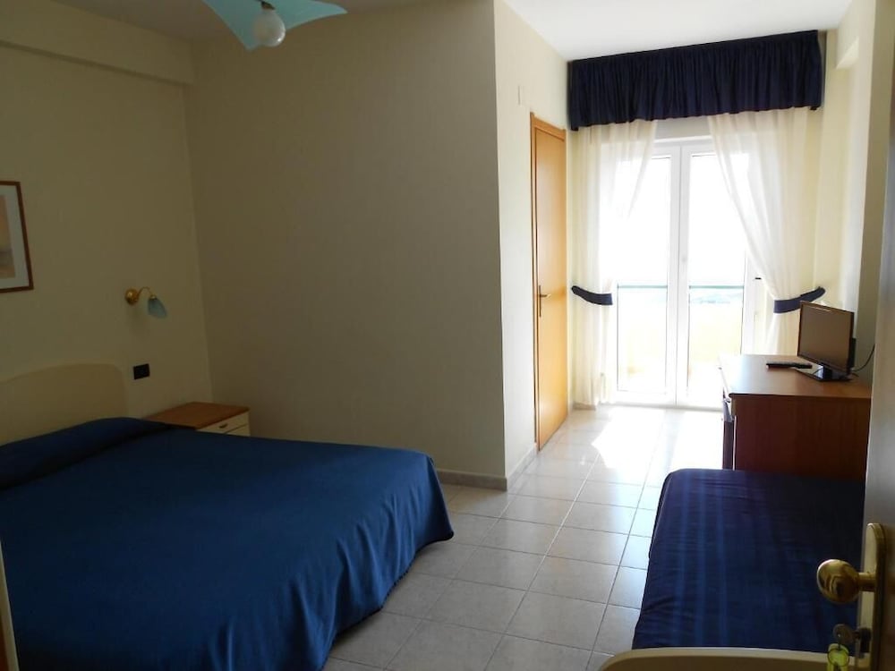 Basic Triple Room, 1 Bedroom, Sea View