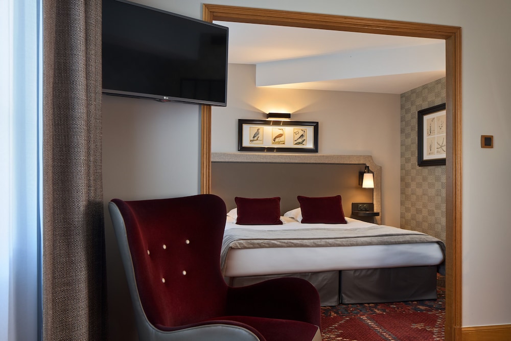 Deluxe Suite, 1 Queen Bed with Sofa bed, City View (Premium Room)