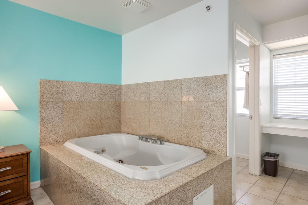 Room, 1 King Bed, Partial Ocean View - Photo 4