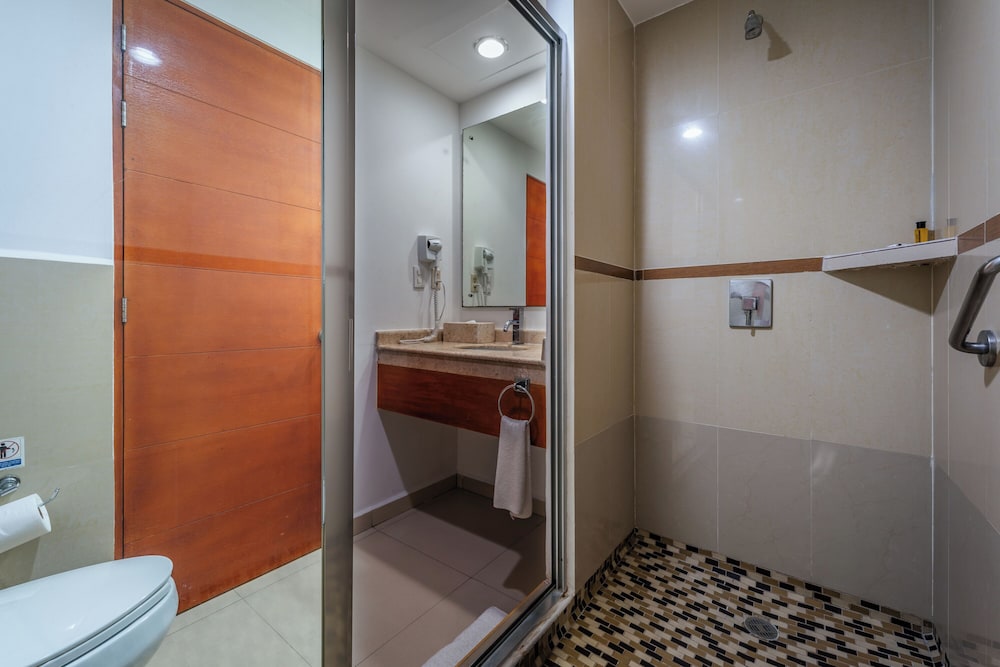 Executive Room, 2 Queen Beds - Photo 7