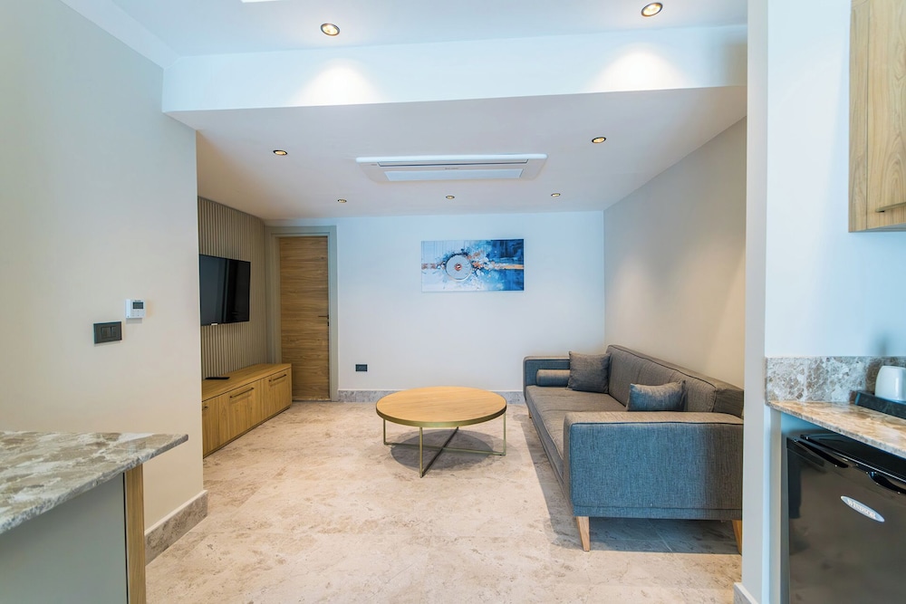 Duplex Swimup Suite - Photo 18