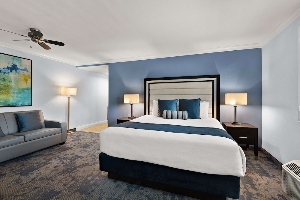 Suite, 1 King Bed, Accessible, Bathtub (With Sofabed) photo 3