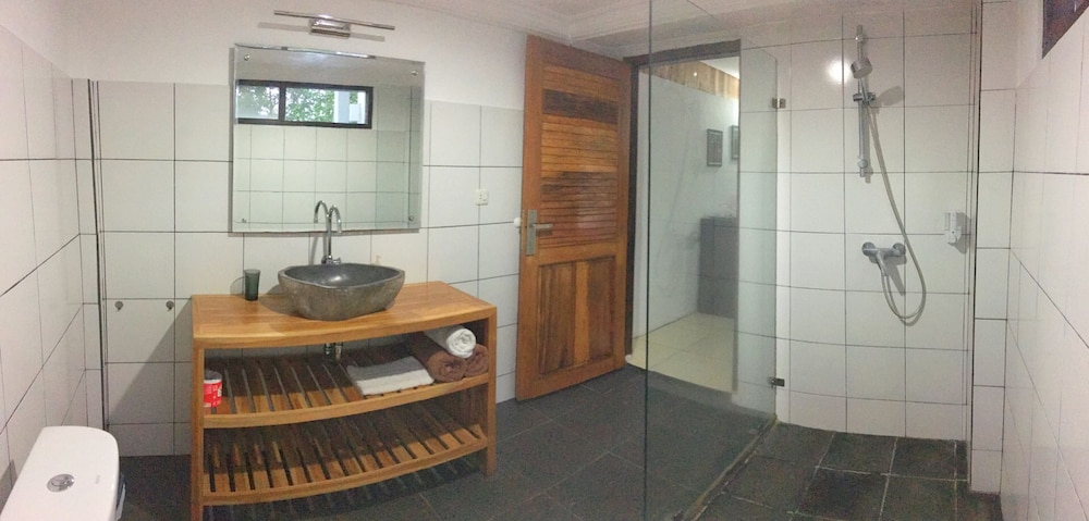 Comfort Room, 1 Queen Bed, Pool View photo 3