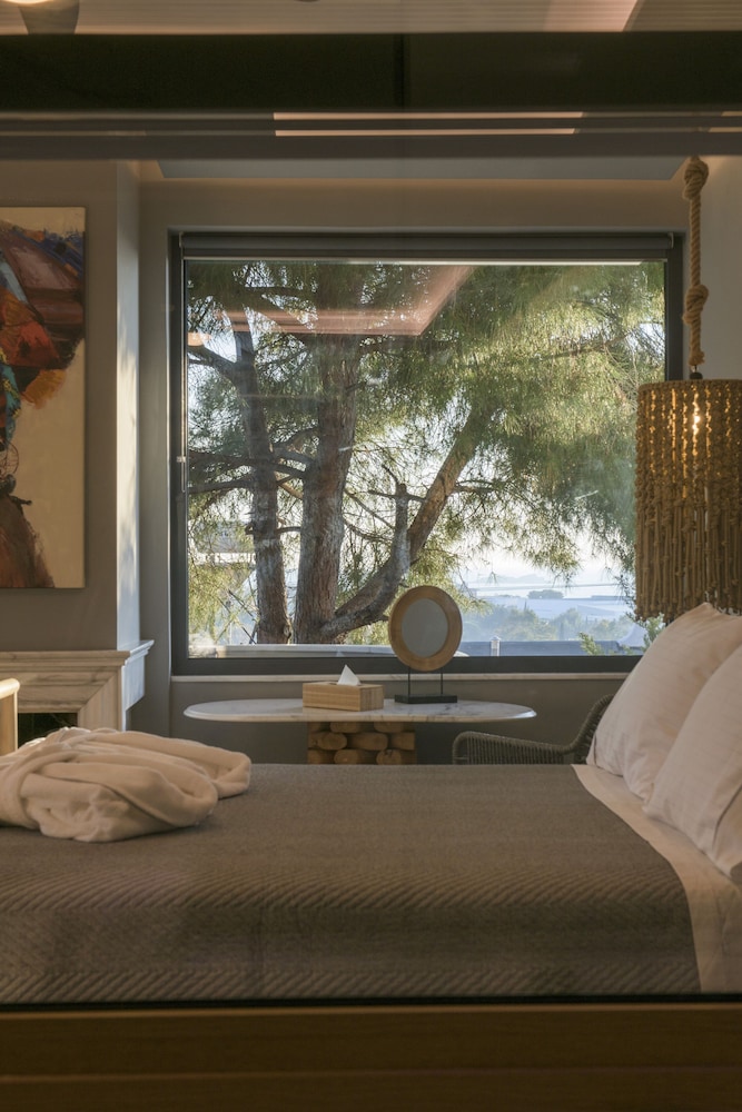Design Studio Suite, 1 Queen Bed, Sea View, Poolside photo 2
