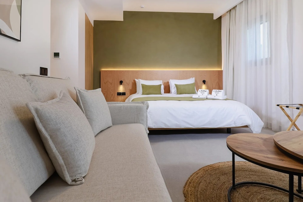 Deluxe Triple Room with Jacuzzi - Atrium photo 2
