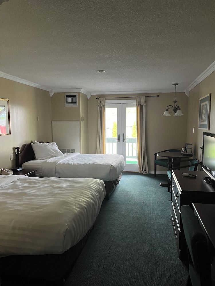 Basic Room, 2 Double Beds, Lake View