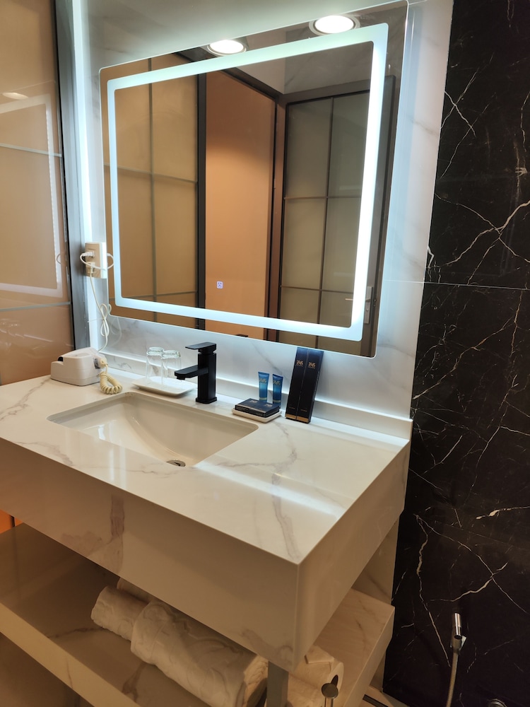 Deluxe Room - Photo 9