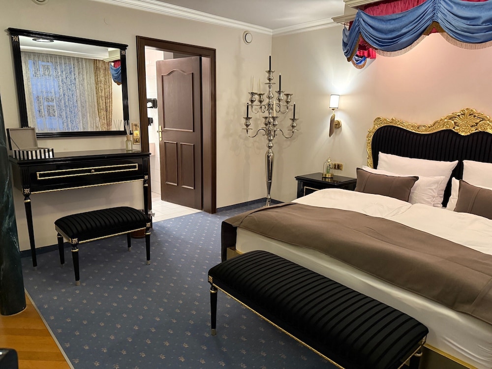 Deluxe Suite, Private Bathroom, City View