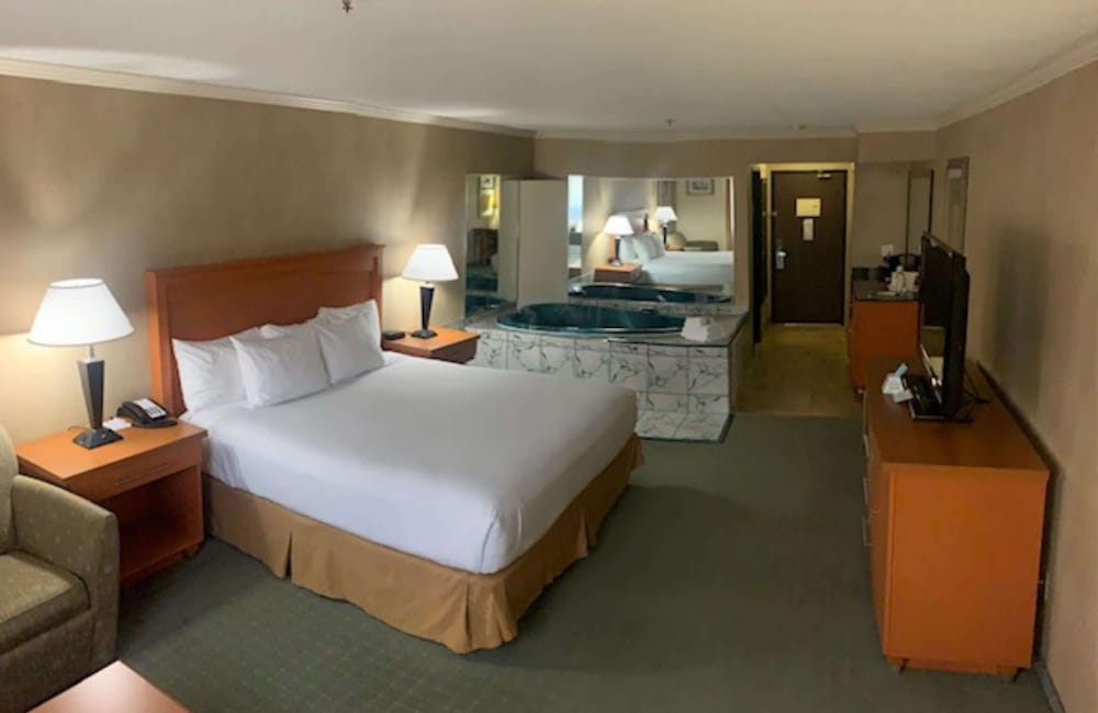 Suite, 1 King Bed, Non Smoking, Jetted Tub photo 2