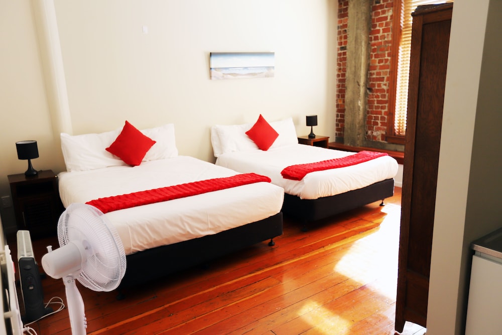 Basic Twin Room, Multiple Beds, Private Bathroom photo 2