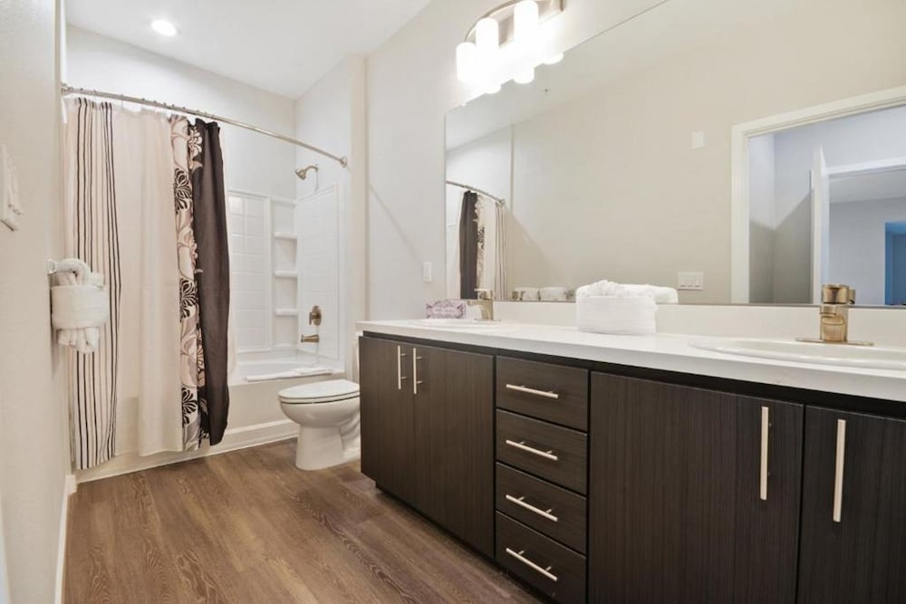 Luxury Condo, 2 Bedrooms photo 3
