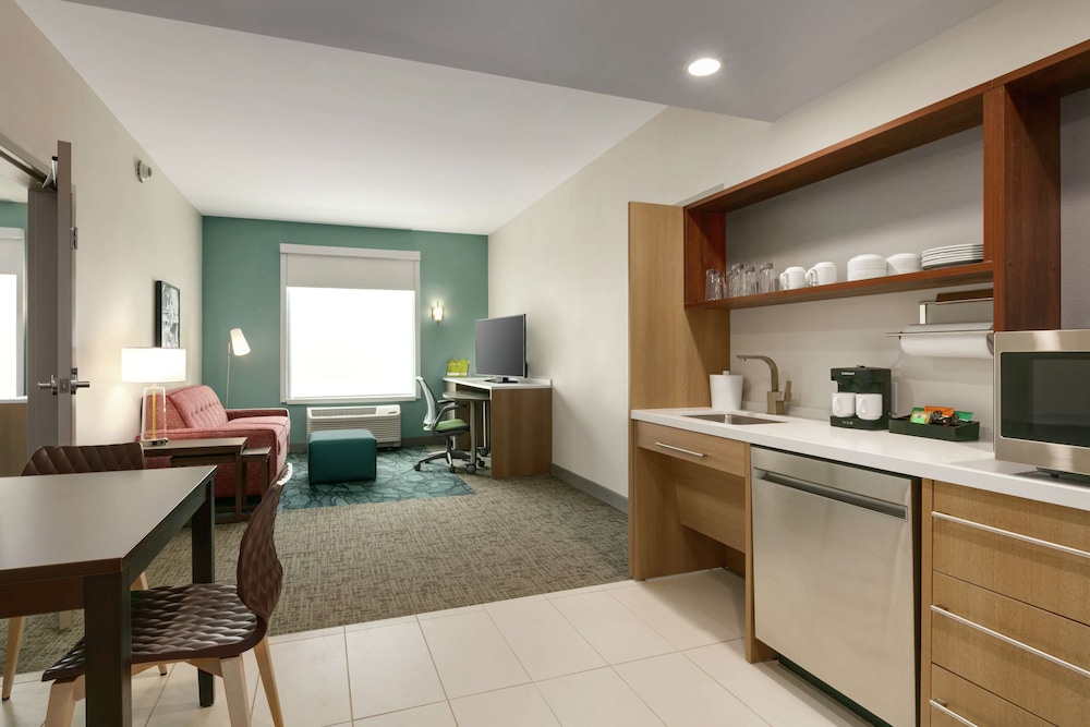 Suite, 1 King Bed, Accessible (Roll-In Shower)