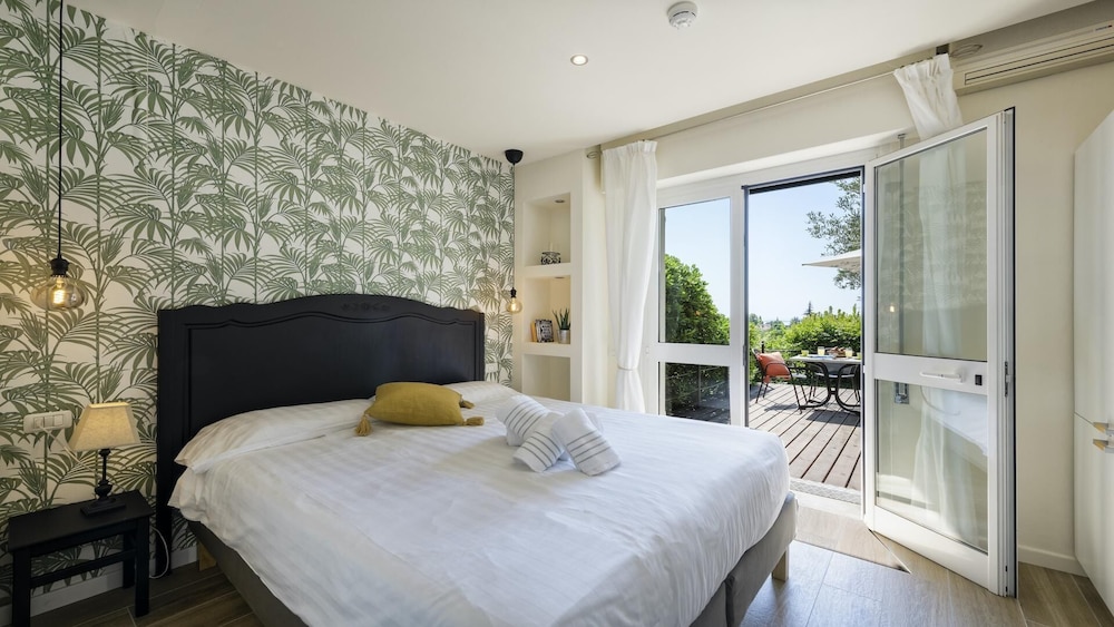 Deluxe Apartment, 1 Bedroom, Partial Lake View photo 1