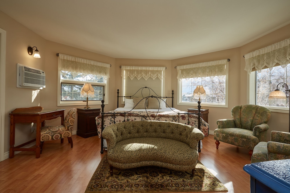 Signature Room, 1 King Bed, Jetted Tub, Mountain View (Three Sisters)