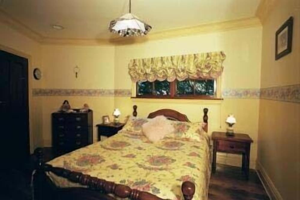 9 Bedroom House: 1 king, 3 queen, 1 double and 8 single beds photo 1