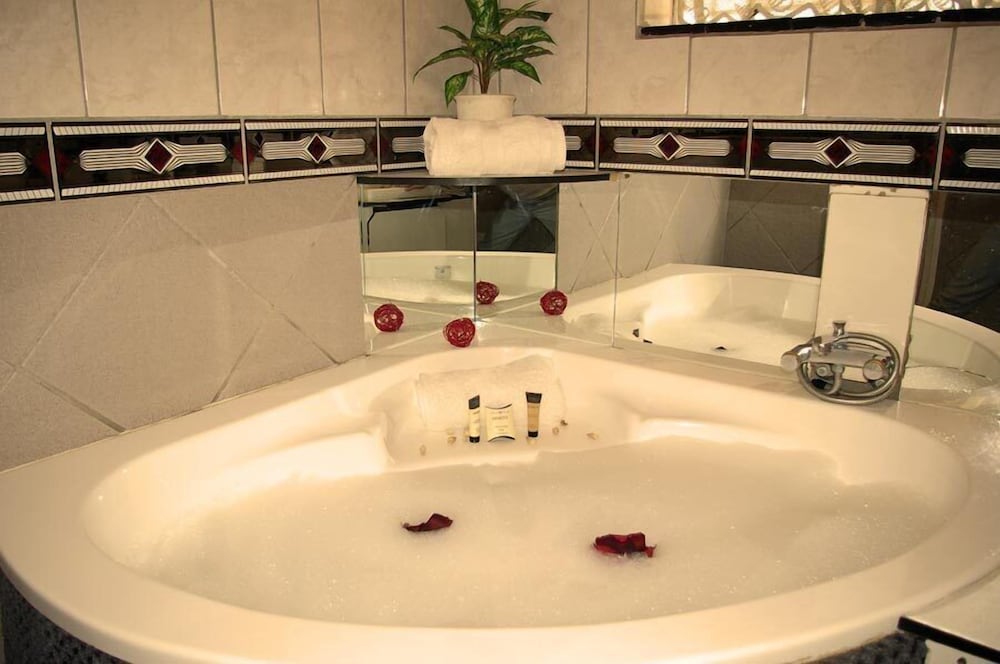Honeymoon Suite, Garden View photo 3