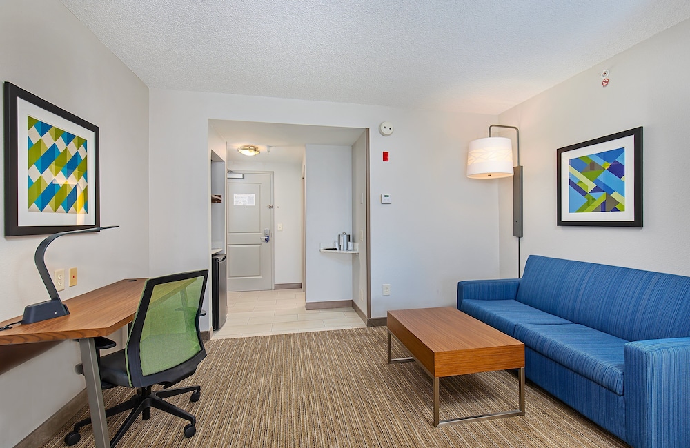 Suite, 1 King Bed - Photo 4