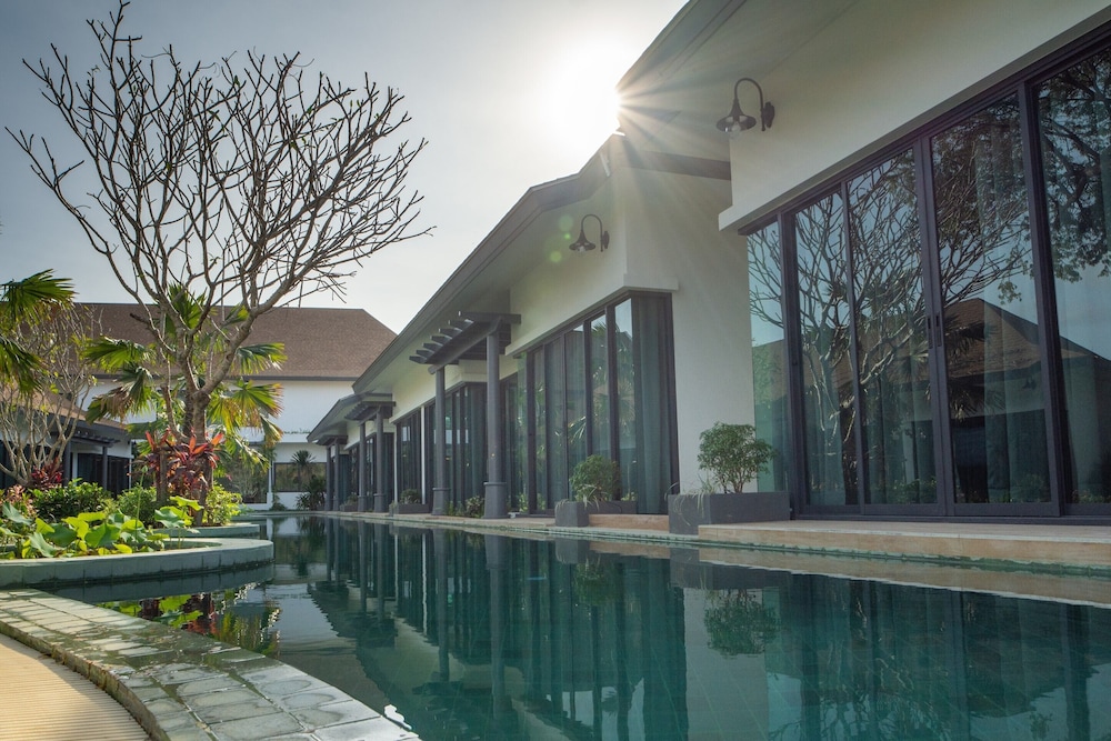 Deluxe Pool Access - Photo 3