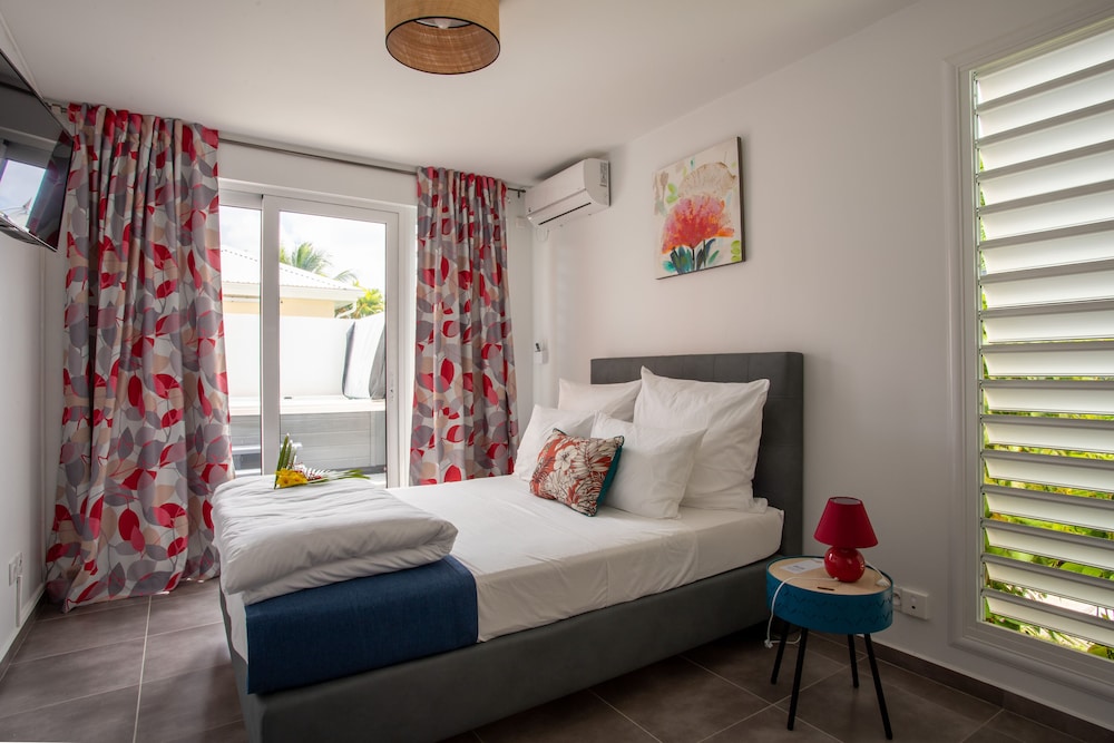 Exclusive Suite, 1 Queen Bed with Sofa bed, Balcony, Pool View