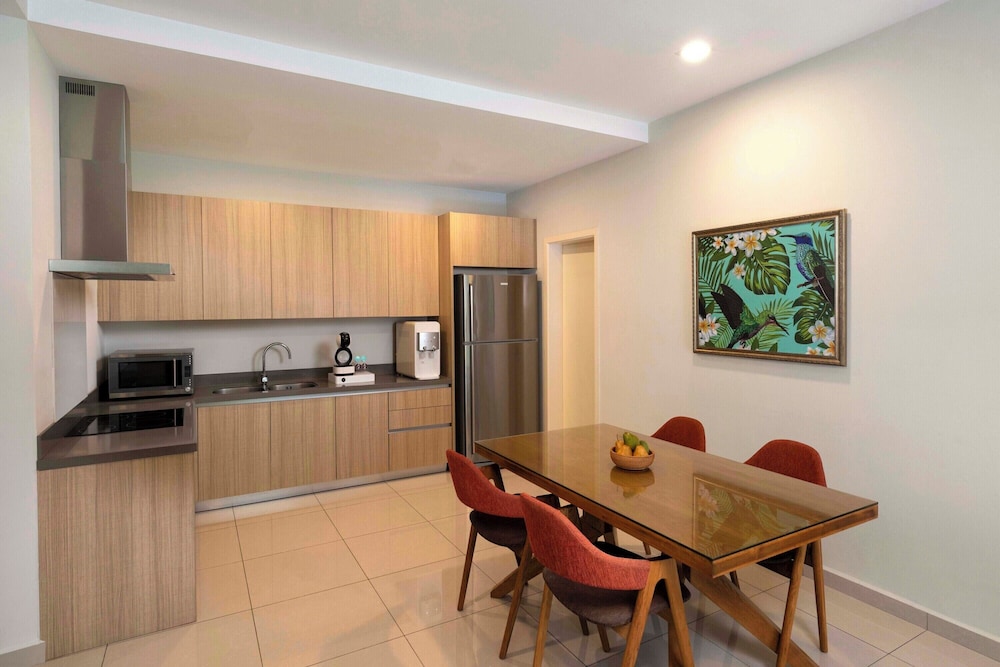 3 Bedroom Executive Suite Lakeview thumbnail 6