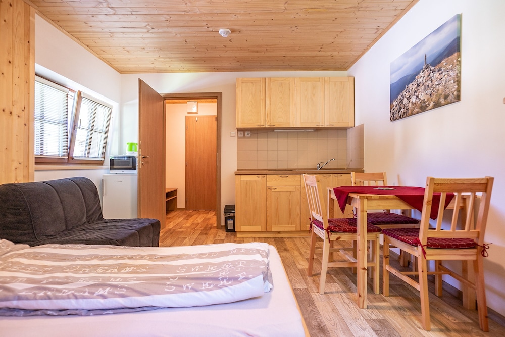 Studio (Apt 9)
