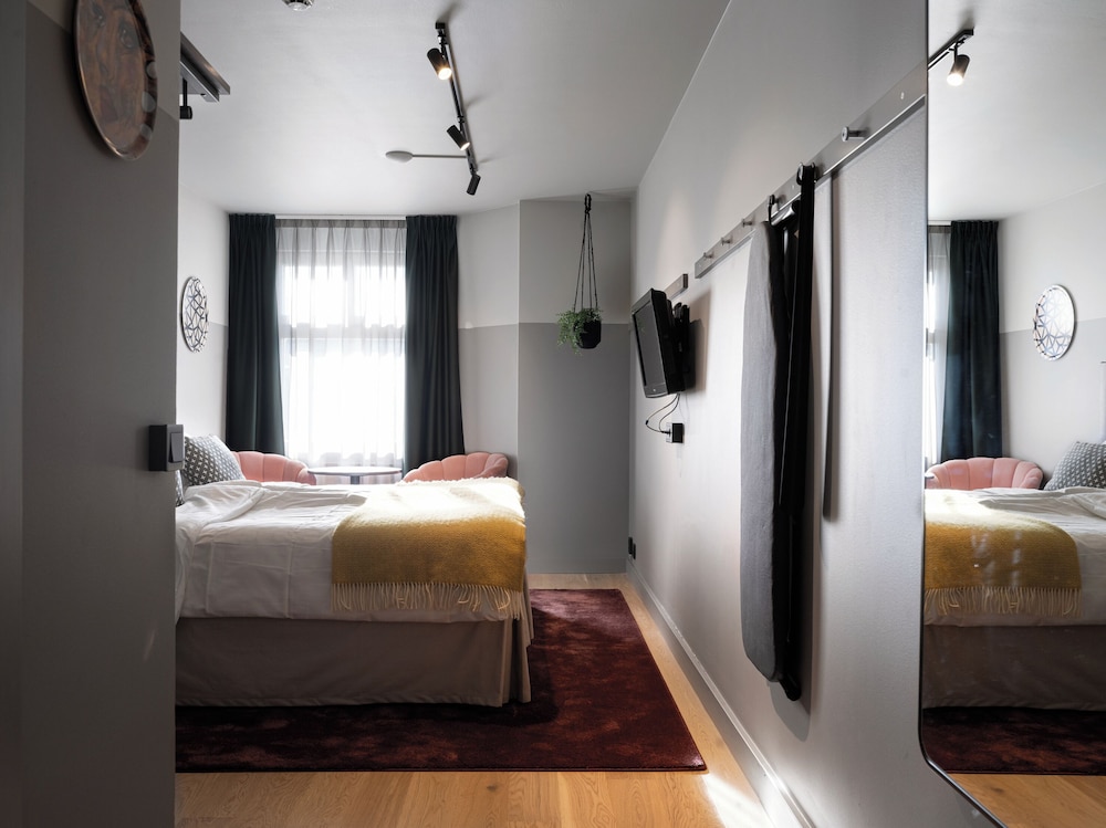 Standard Twin Room - Photo 2