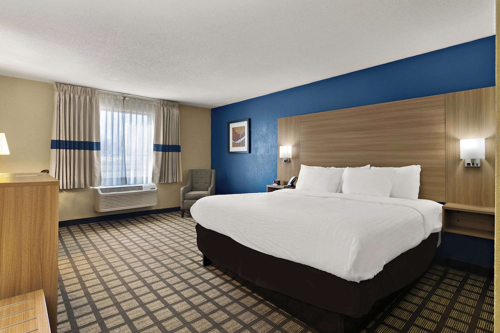 Standard Room, 1 King Bed, Non Smoking - Photo 1